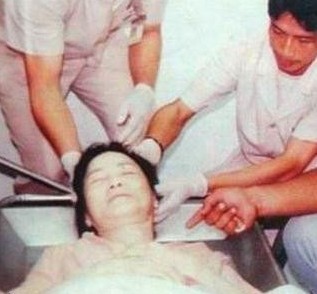 Thi thể của Đặng Lệ Quân lúc qua đời tại một bệnh viên ở Thái Lan.